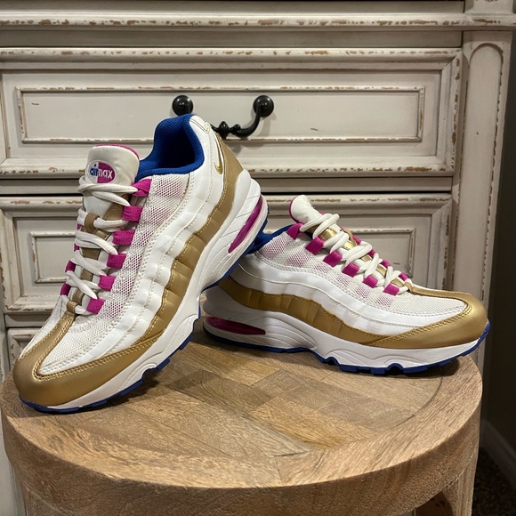 Woman’s Nike air max - Picture 2 of 5